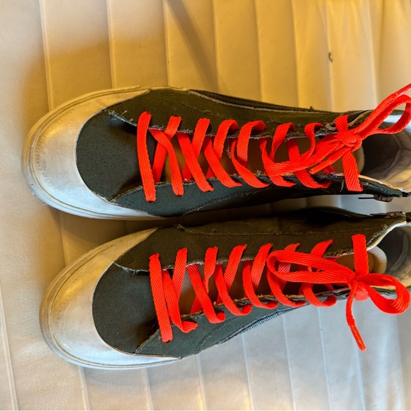 Brand New Golden Goose Slides. 12 US/ 45 IT - Picture 4 of 9